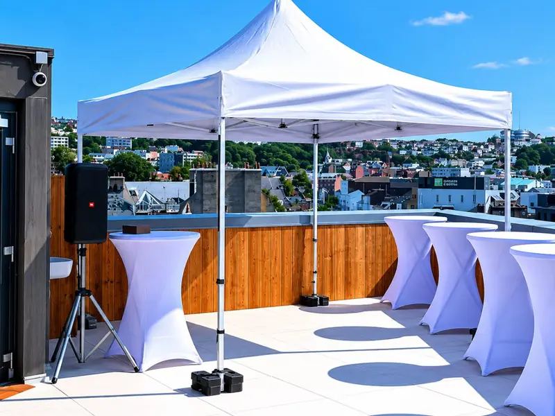 Barnum 3×3 m installé en rooftop avec mange-debout et sono pour un événement urbain près de Nantes