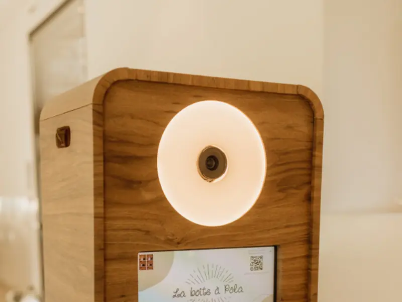 Borne photo Mini Woody en bois en service avec écran tactile « La Boîte à Pola » lors d'un événement à Nantes